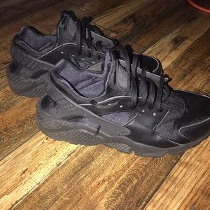 black nike huaraches